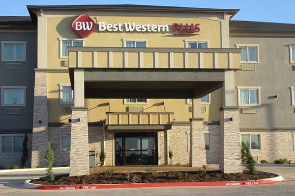 A front view of the Best Western Plus Lonestar Inn & Suites..