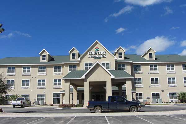 A front view of the Country Inn & Suites Midland 